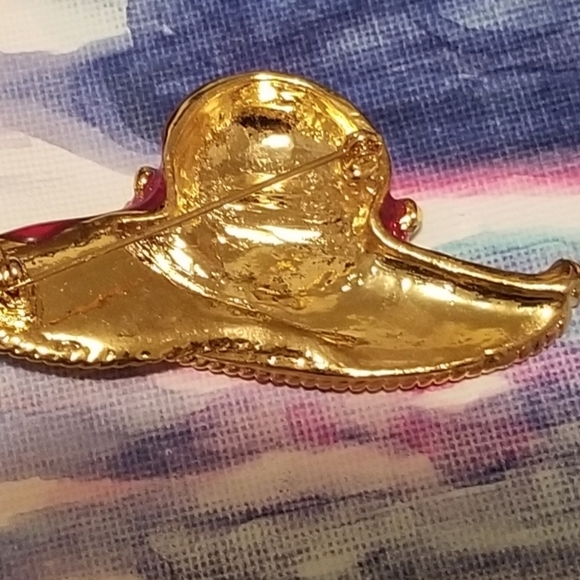 Vtg  Red hat brooch - Picture 3 of 3